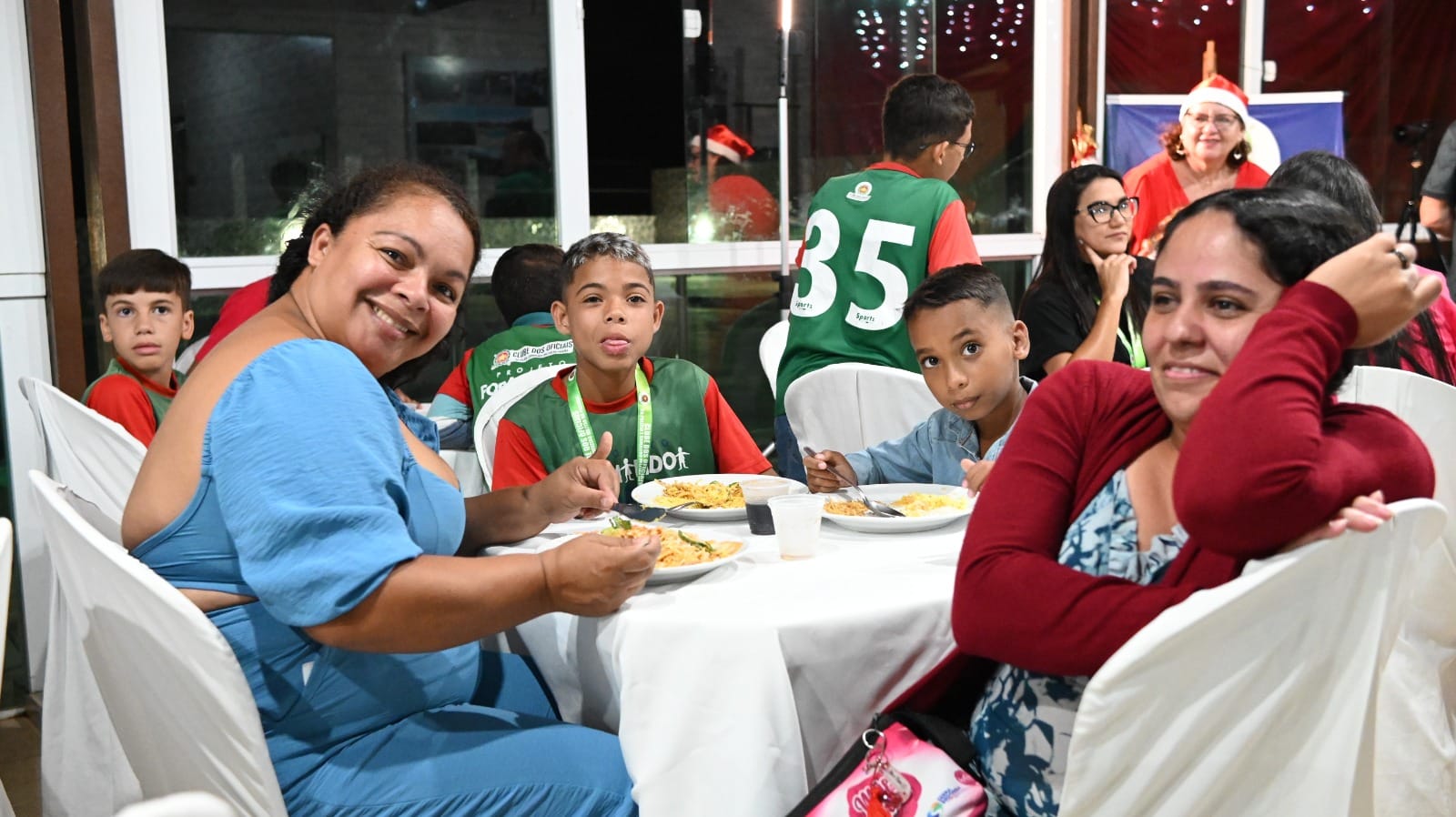Alunos e familiares do Projeto Formando Cidadão participam de jantar de confraternização